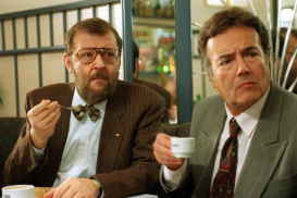 BECOMING A LOCAL LEADER. Bezirksgruppenaufbau und -führung bei NEOS.